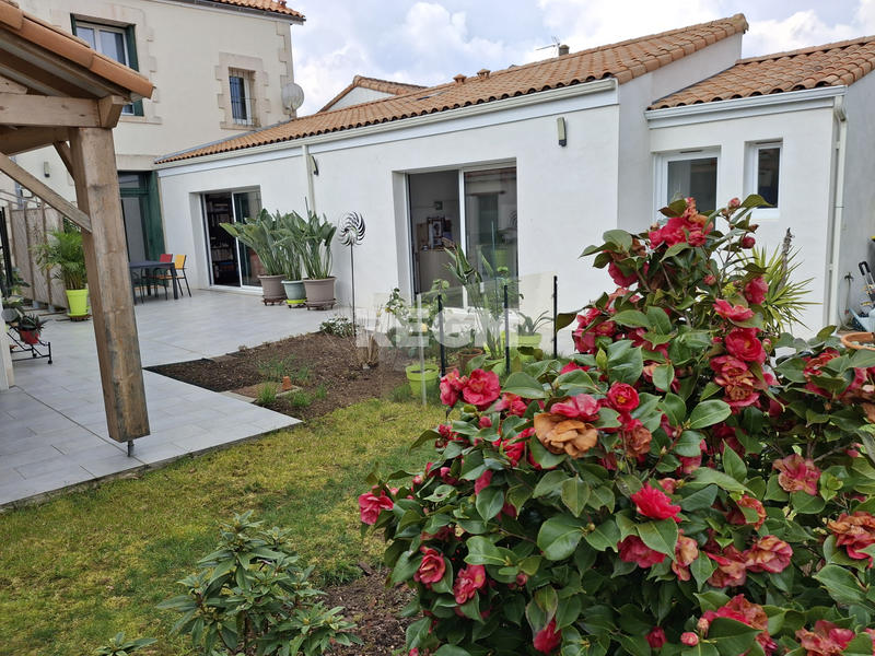 Maison - 230 m² - 9 pièces