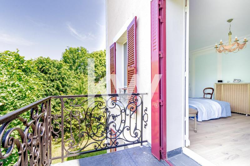 Maison - 256 m² - 9 pièces