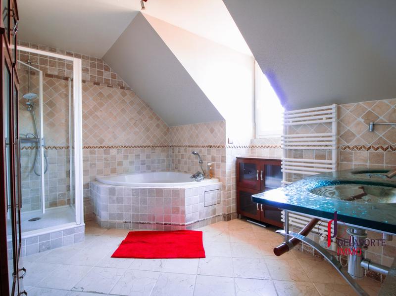 Maison traditionnelle - 168 m² - 6 pièces