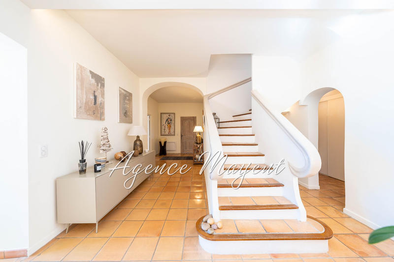 Maison - 220 m² - 5 pièces