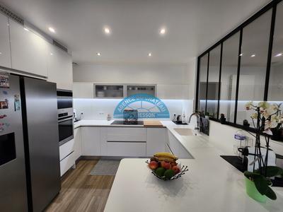 Maison - 253 m² - 11 pièces