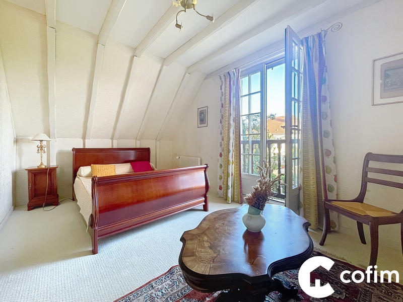 Maison traditionnelle - 150 m² - 8 pièces