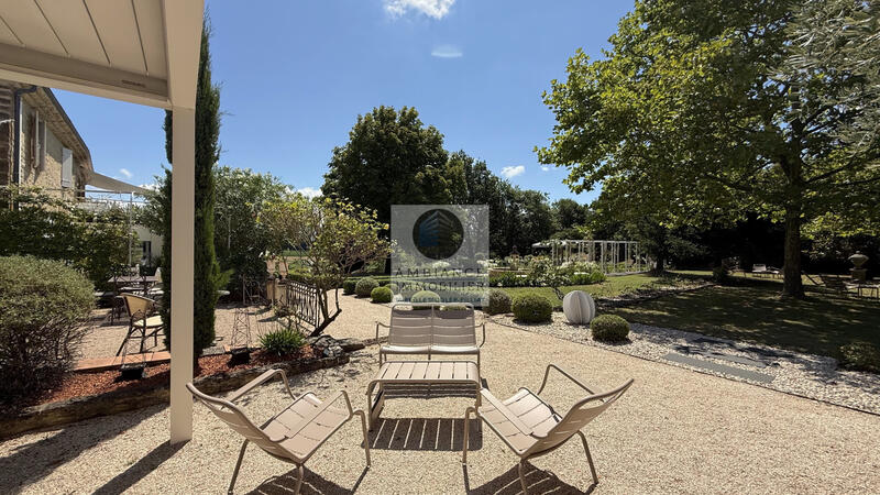 Maison - 649 m² - 15 pièces