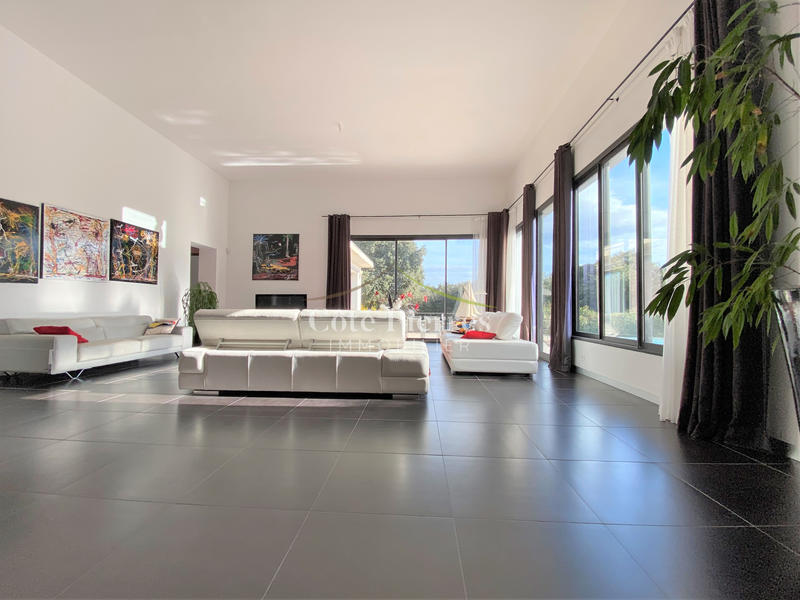 Maison - 220 m² - 6 pièces