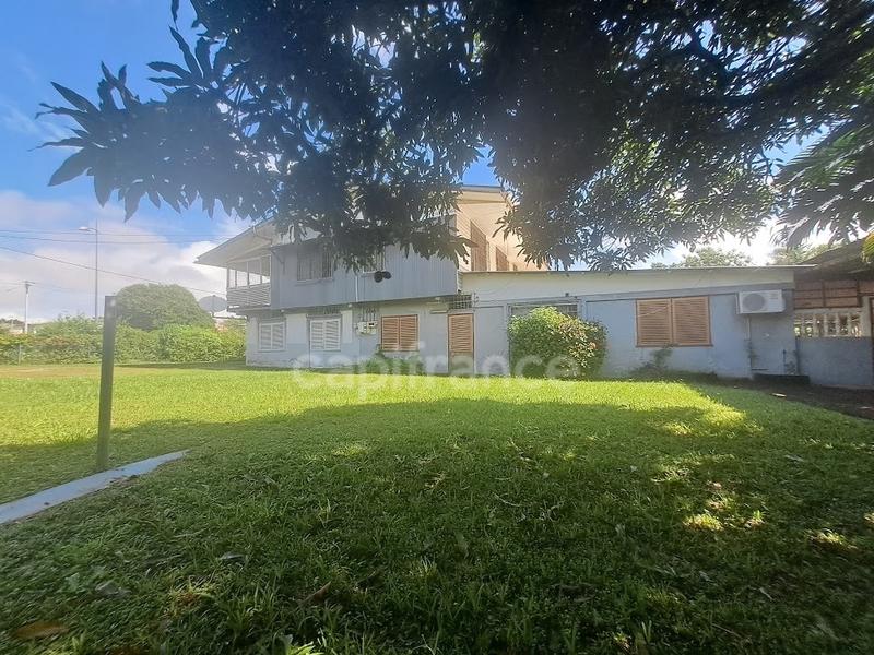 Maison - 338 m² - 8 pièces