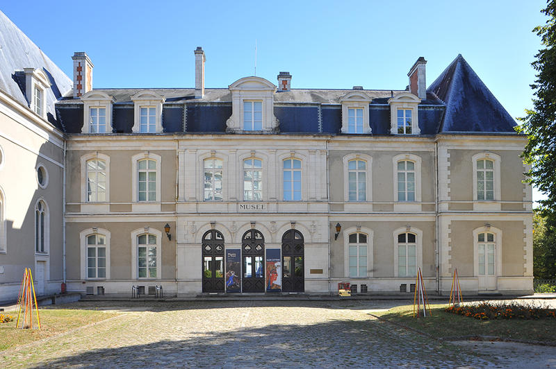 Séance de yoga au musée de Tessé