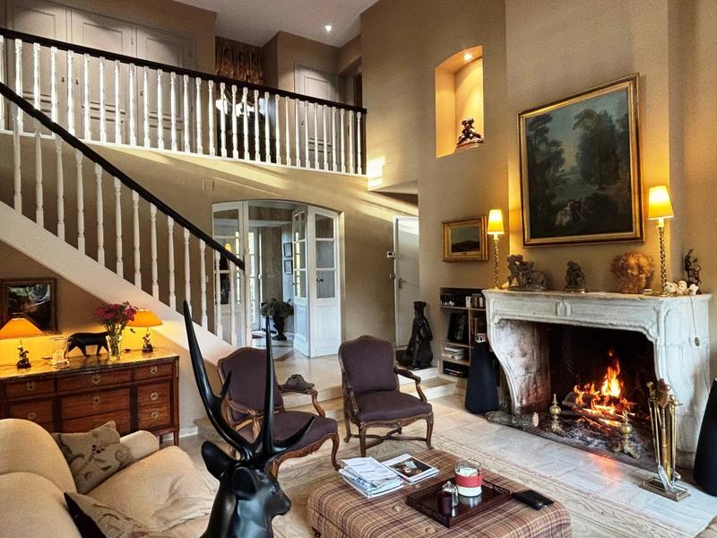 Maison - 275 m² - 12 pièces