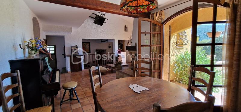 Propriété - 207 m² - 6 pièces