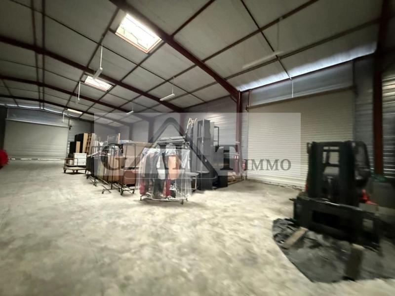 Entrepôt - 1 050 m²