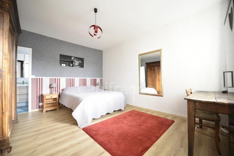 Maison - 237 m² - 9 pièces