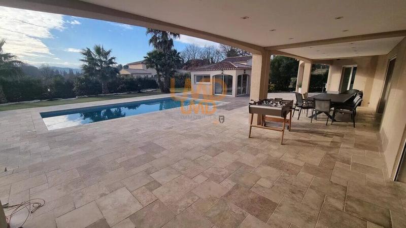 Propriété - 250 m² - 7 pièces