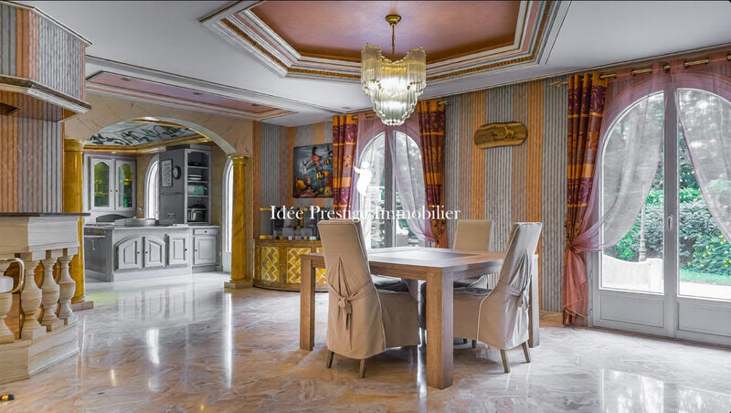 Maison - 221 m² - 7 pièces