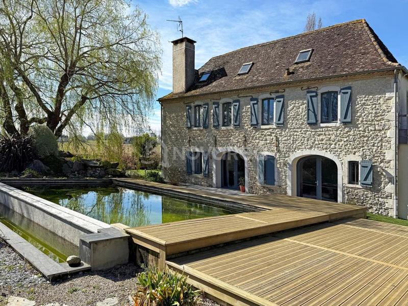 Propriété - 310 m² - 8 pièces