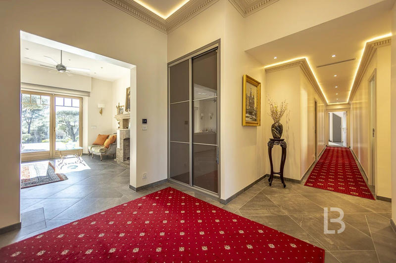 Maison - 390 m² - 12 pièces