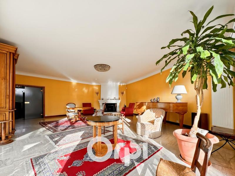 Maison - 371 m² - 8 pièces