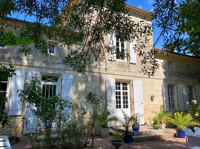 Maison - 225 m² - 9 pièces