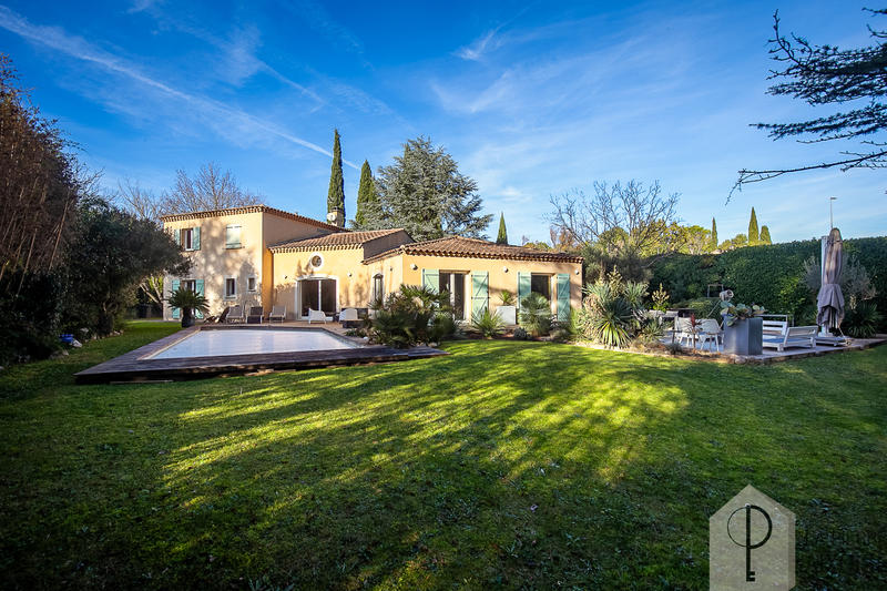 Villa - 216 m² - 6 pièces