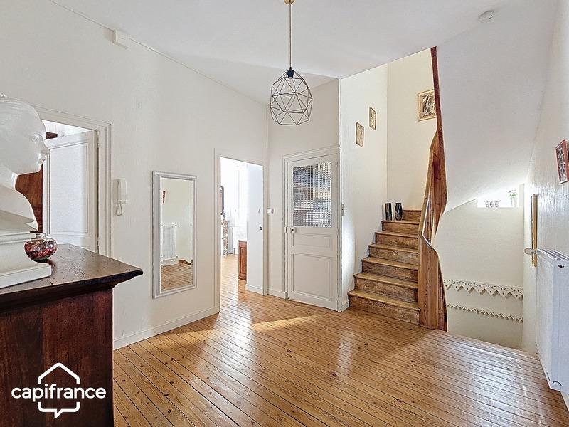 Maison - 243 m² - 8 pièces