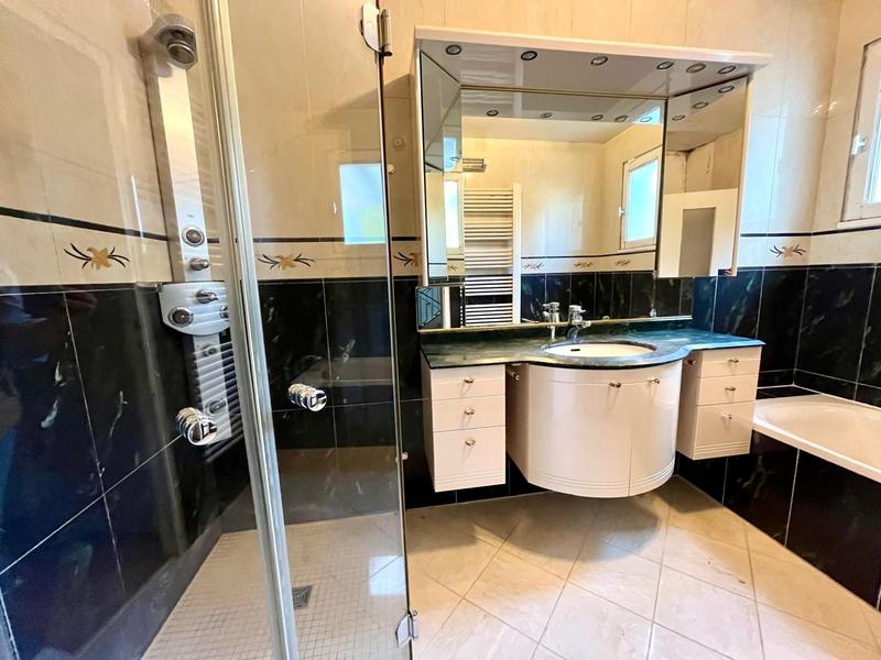 Maison - 230 m² - 10 pièces