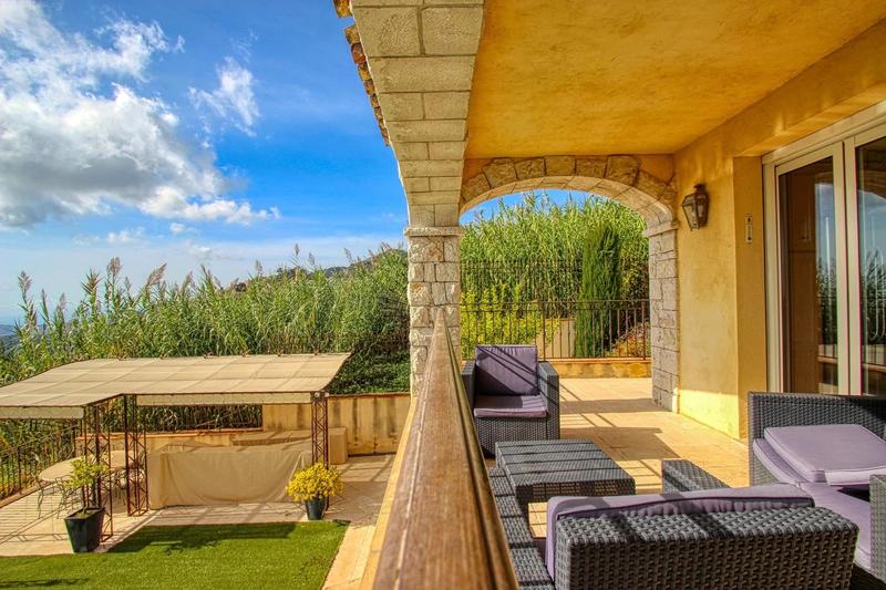 Maison - 450 m² - 8 pièces