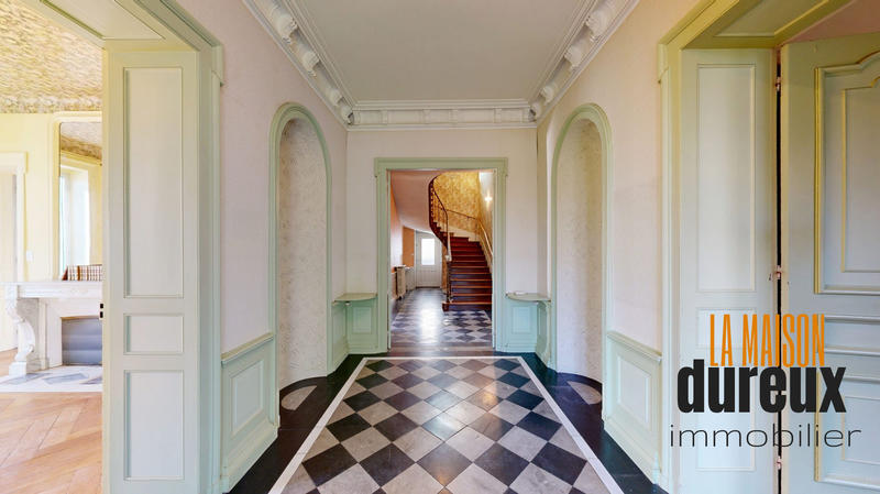 Maison - 310 m² - 12 pièces