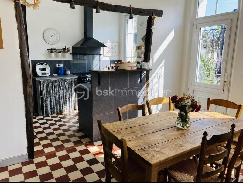 Maison - 237 m² - 8 pièces