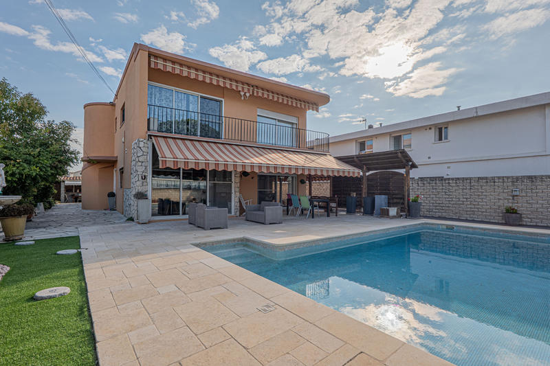 Maison - 237 m² - 8 pièces