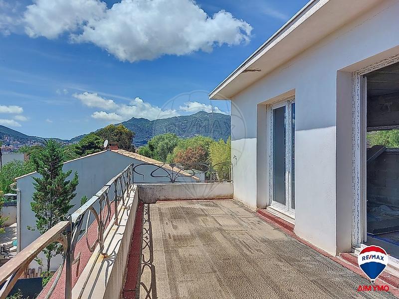 Maison - 210 m² - 7 pièces