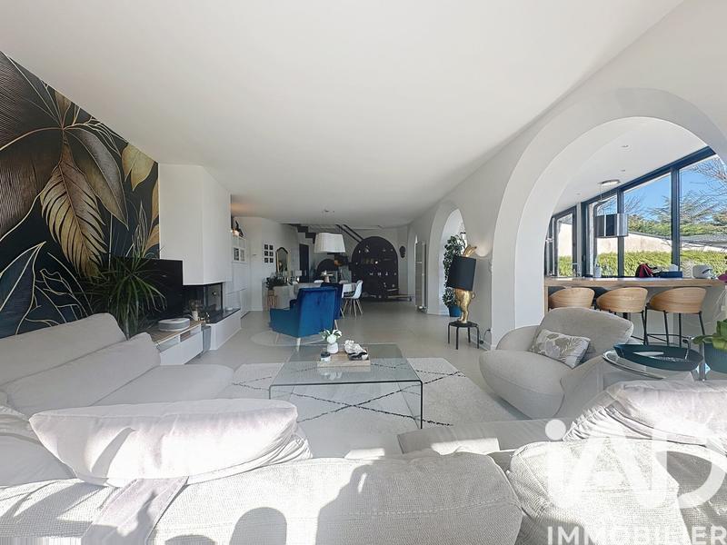 Maison - 220 m² - 9 pièces