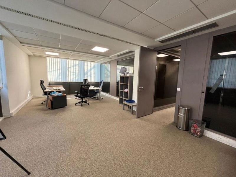 Bureau - 1 500 m²