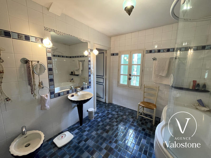 Maison traditionnelle - 285 m² - 10 pièces