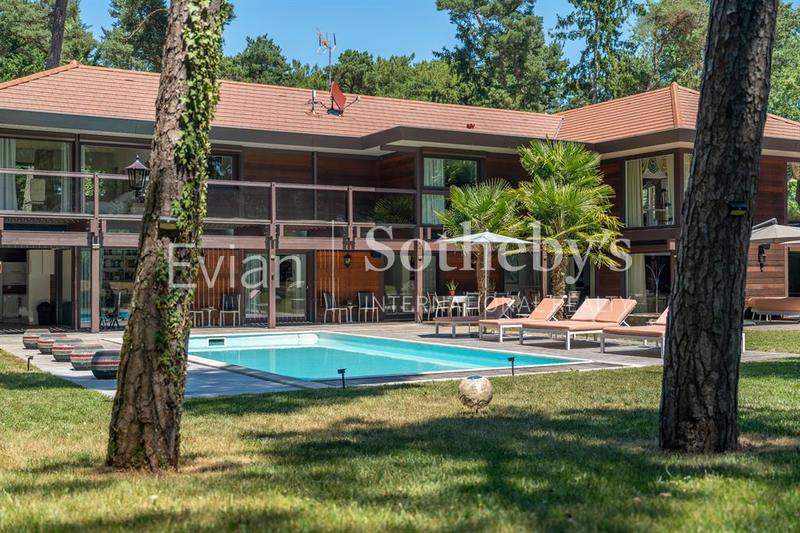 Maison - 448 m² - 9 pièces