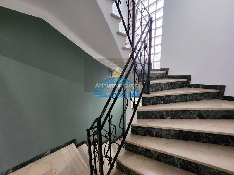 Maison - 233 m² - 11 pièces