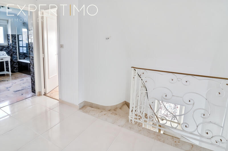 Maison - 220 m² - 8 pièces