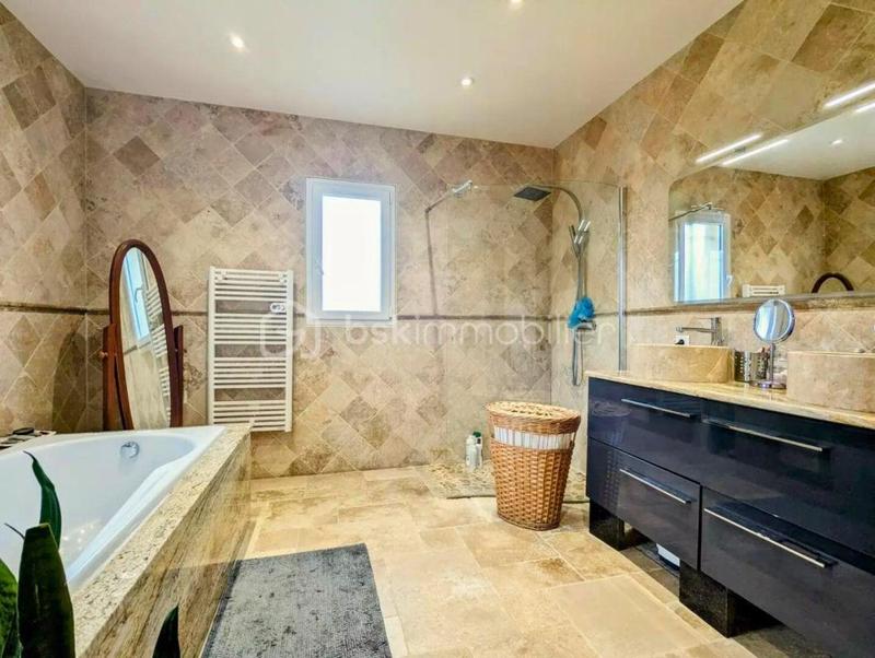 Demeure - 196 m² - 5 pièces