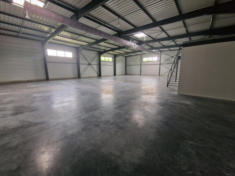 Entrepôt - 601 m²