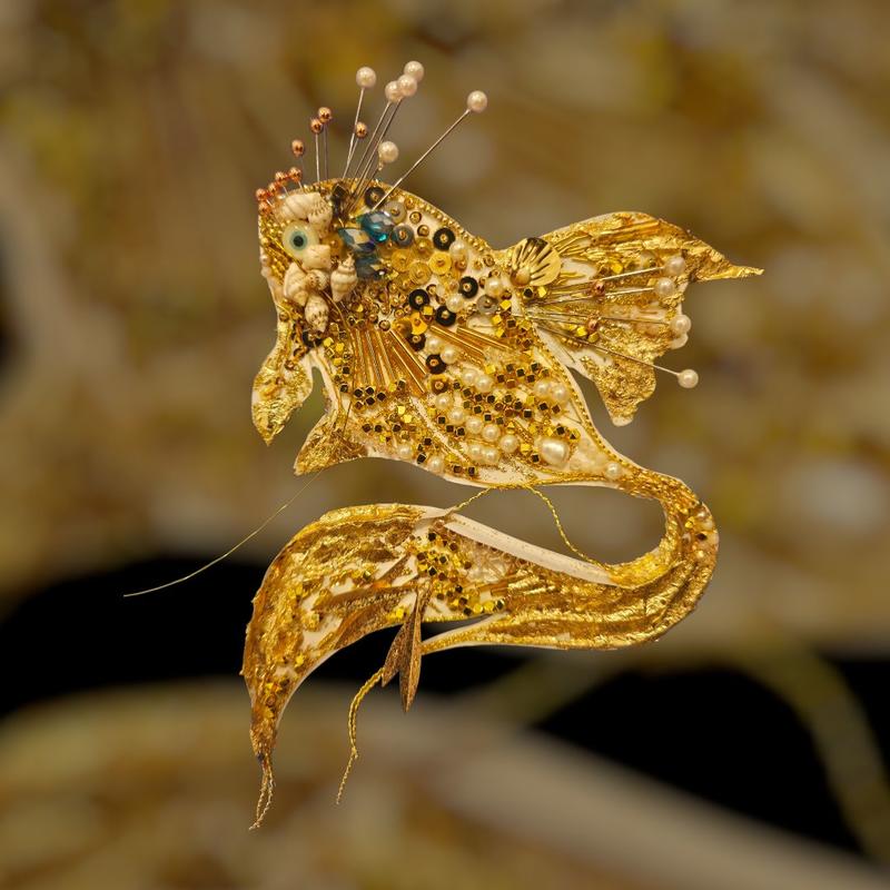 Exposition - les Reliques des contes perlés - la maison du Père Castor