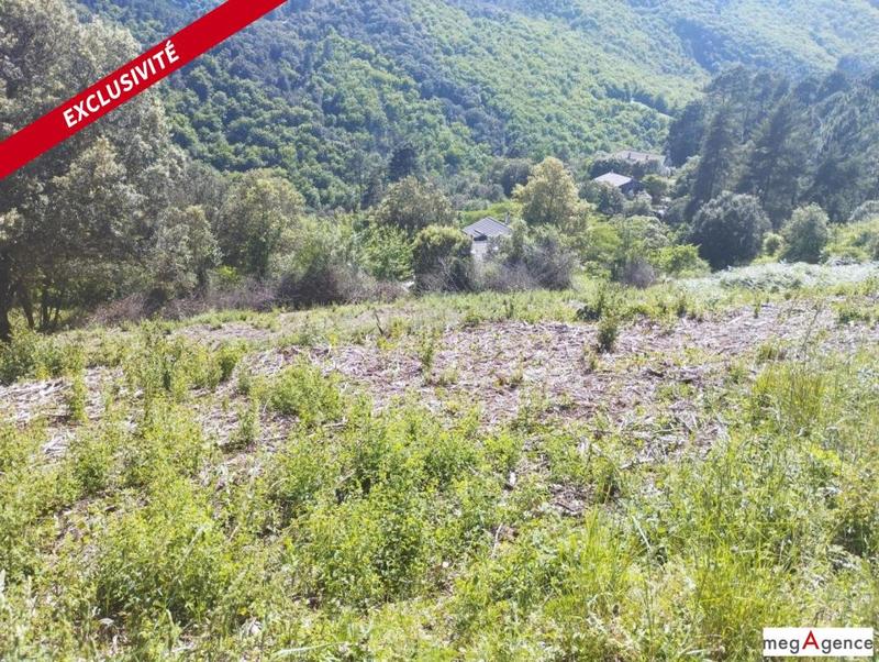 Terrain constructible - 2 500 m²