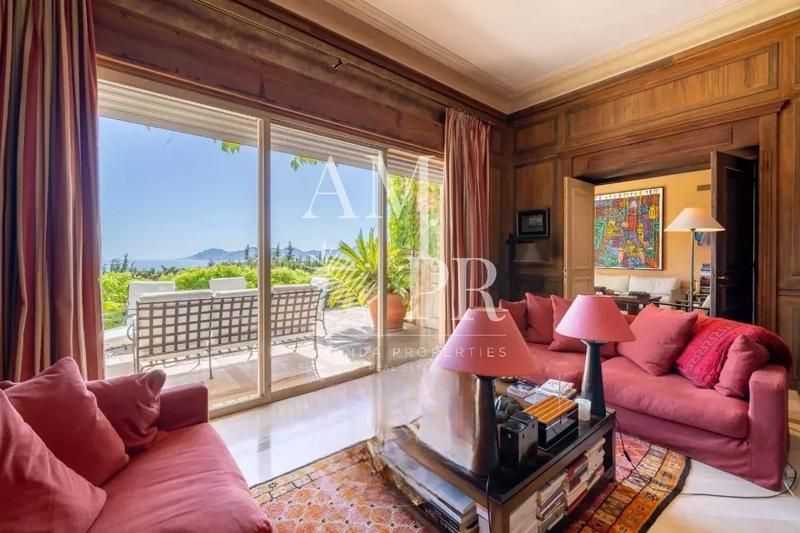 Maison - 682 m² - 11 pièces