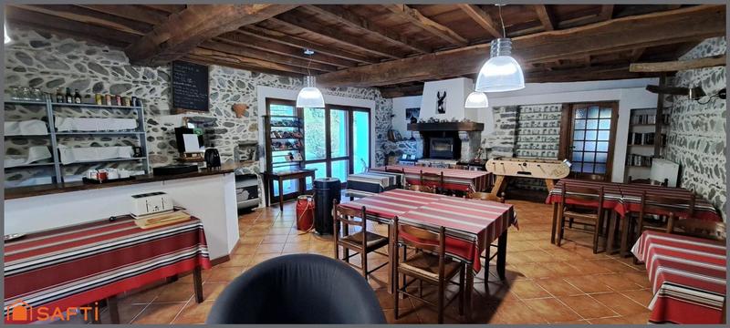 Maison - 416 m² - 13 pièces