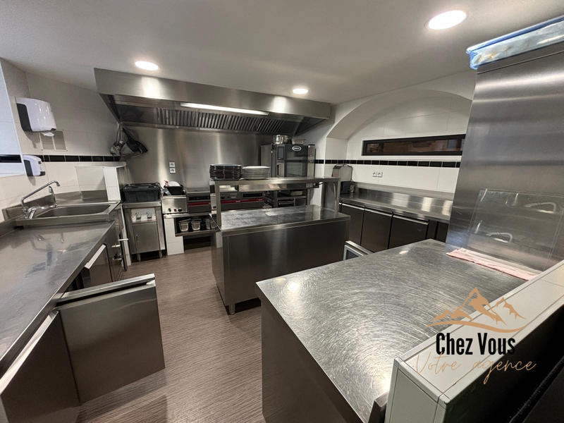 Local commercial - 99 m² - 4 pièces