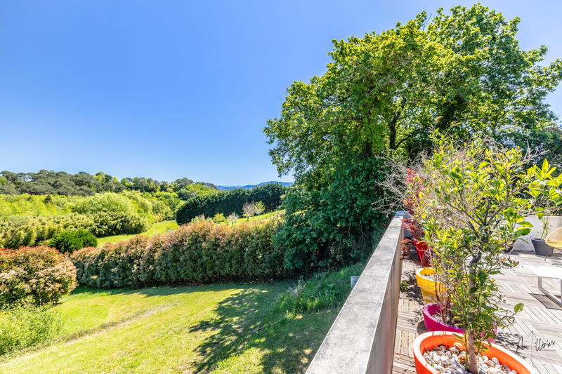 Maison - 330 m² - 9 pièces