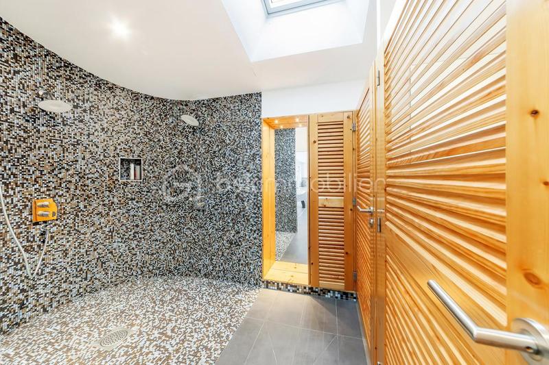 Maison - 305 m² - 8 pièces