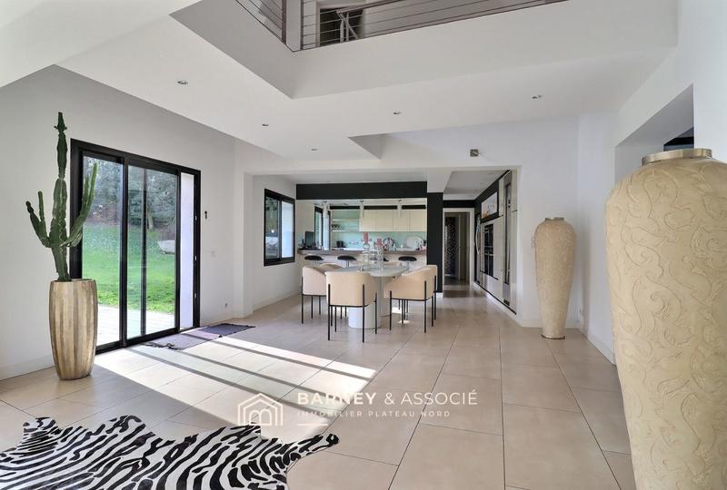 Maison - 302 m² - 7 pièces