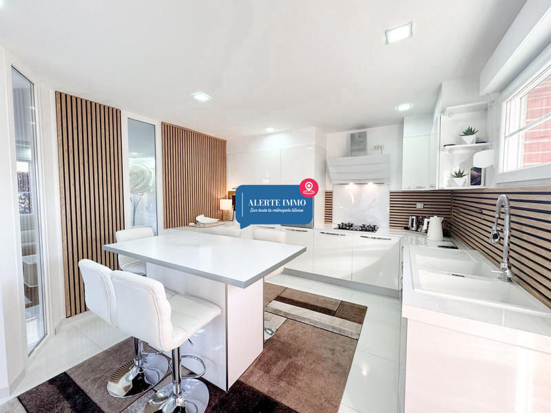 Maison - 208 m² - 10 pièces