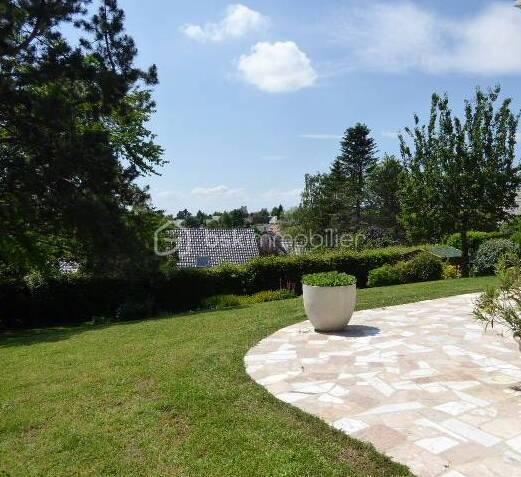 Maison - 243 m² - 8 pièces