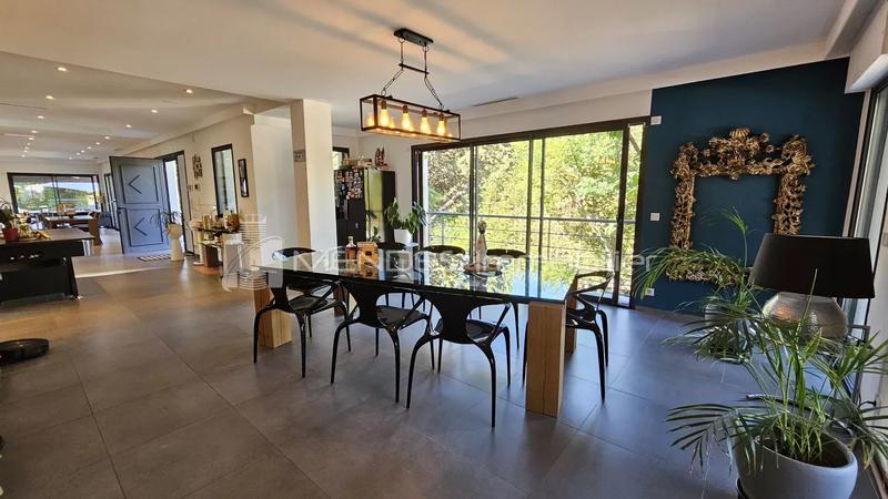 Villa - 353 m² - 6 pièces