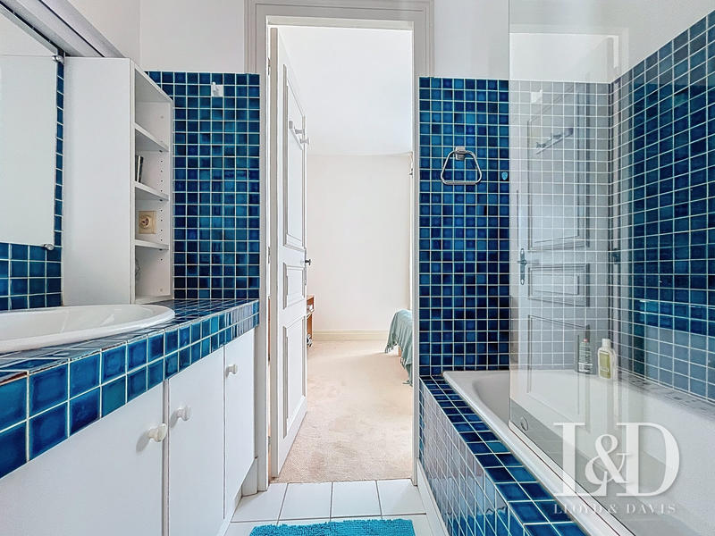 Maison - 278 m² - 9 pièces