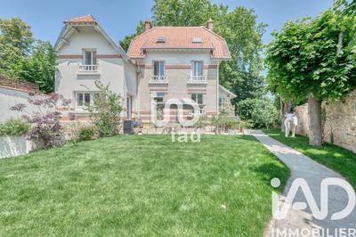 Maison - 213 m² - 8 pièces