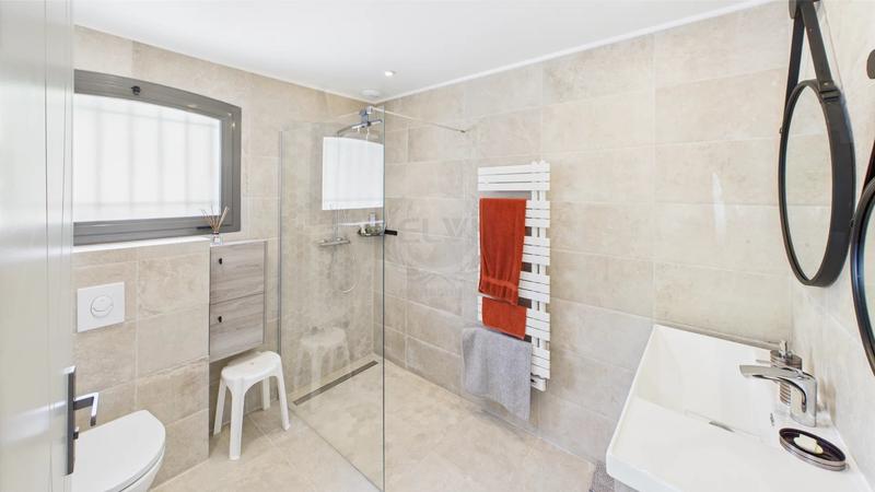 Maison - 250 m² - 8 pièces